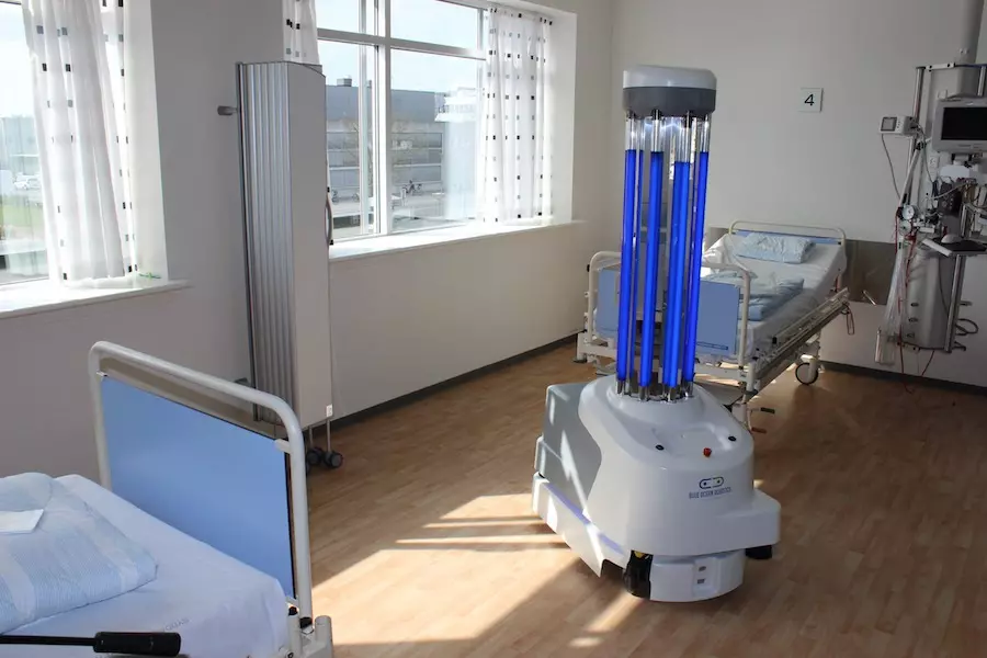 As a new and powerful weapon against the spread of the coronavirus, Chinese hospitals are now deploying Danish disinfection robots from UVD Robots.