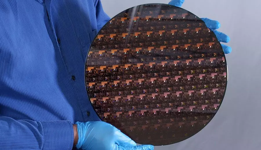 IBM Unveils Worlds First 2nm Chip